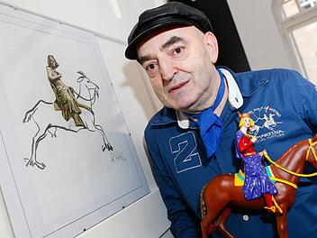 Domreiter-Fan Erwin Sternadl brachte zum Redaktionsgespräch eine Collage von Riccarda Röth und einen Porzellan-Reiter mit, der - wie das Original im Barock - farbig gefasst ist. Foto: Matthias Hoch