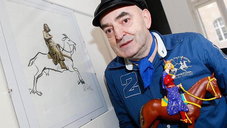 Domreiter-Fan Erwin Sternadl brachte zum Redaktionsgespräch eine Collage von Riccarda Röth und einen Porzellan-Reiter mit, der - wie das Original im Barock - farbig gefasst ist. Foto: Matthias Hoch
