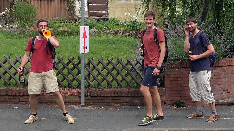 David Elz aus Erlangen hatte zum Anfeuern seiner Freundin eine Tröte dabei. Foto: Daniel Ruppert