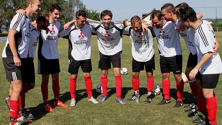 Aufmunterung und Einschw&ouml;ren des Zeller Teams vor dem Spiel mit Spielertrainer Sascha Haupt (F&uuml;nfter von rechts) und Kapit&auml;n Christoph Herold (F&uuml;nfter von links)