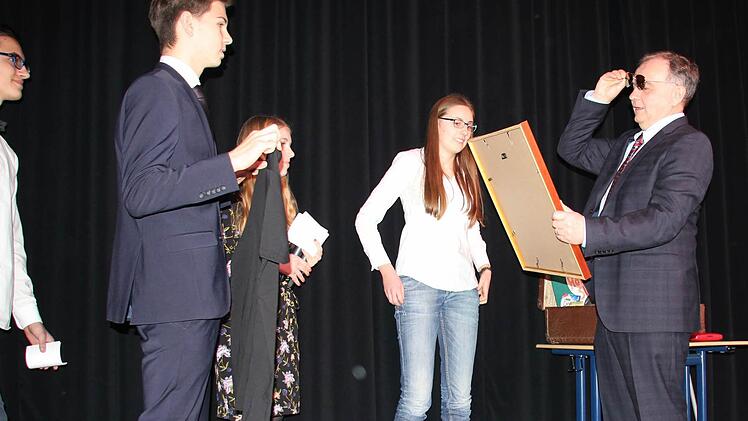 Die Dankesgaben der Schüler verblüfften den scheidenden Schulleiter.