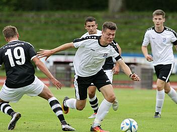 Tobias Linz (r.) war der Dauerbrenner beim FC Eintracht 2010 in der abgelaufenen Saison. Der 20 Jahre alte Mittelfeldspieler stand in allen 32 Partien auf dem Platz. Foto: sportpress