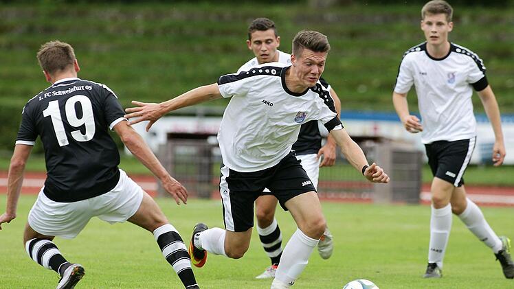 Tobias Linz (r.) war der Dauerbrenner beim FC Eintracht 2010 in der abgelaufenen Saison. Der 20 Jahre alte Mittelfeldspieler stand in allen 32 Partien auf dem Platz. Foto: sportpress