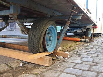 Da ist die Luft raus: Alls sechs Reifen der beiden Toilettenwagen sind platt. Zerstochen. Foto: Klaus Schmitt