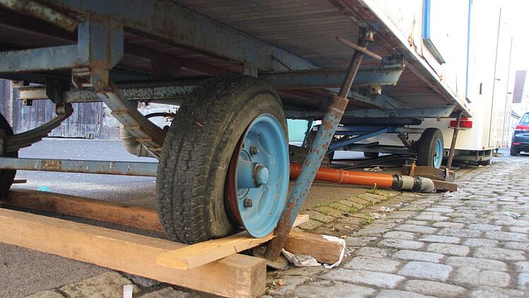 Da ist die Luft raus: Alls sechs Reifen der beiden Toilettenwagen sind platt. Zerstochen. Foto: Klaus Schmitt