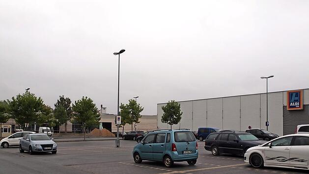 Die Erweiterung des Aldi-Markt im Fachmarktzentrum Seewiese bef&uuml;rwortete der Bauausschuss. Zum geplanten Woolworth-Markt muss ein zus&auml;tzliches Standortgutachten abgewartet werden. F&auml;llt dieses negativ aus, m&uuml;sste das Bebauungsvorhaben gestoppt werden.  Foto: Kathrin Huber