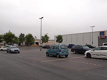 Die Erweiterung des Aldi-Markt im Fachmarktzentrum Seewiese bef&uuml;rwortete der Bauausschuss. Zum geplanten Woolworth-Markt muss ein zus&auml;tzliches Standortgutachten abgewartet werden. F&auml;llt dieses negativ aus, m&uuml;sste das Bebauungsvorhaben gestoppt werden.  Foto: Kathrin Huber