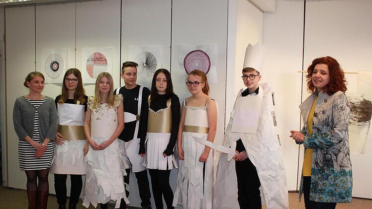 Die sechs Schüler mit Lehrerin Rica Pospiech (links) und Künstlerin Michaela Schwarzmann (rechts)Katharina Becht