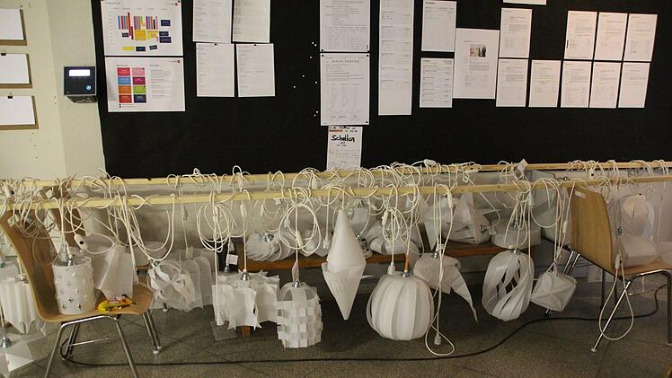 Lampen aus Papier. Foto: Simone Bastian