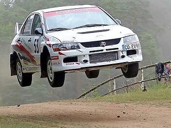 Fliegt regelrecht zu einem weiteren Gesamtsieg: Patrick Dinkel vom AMC Coburg im ADAC. Foto: Gerd Plietsch