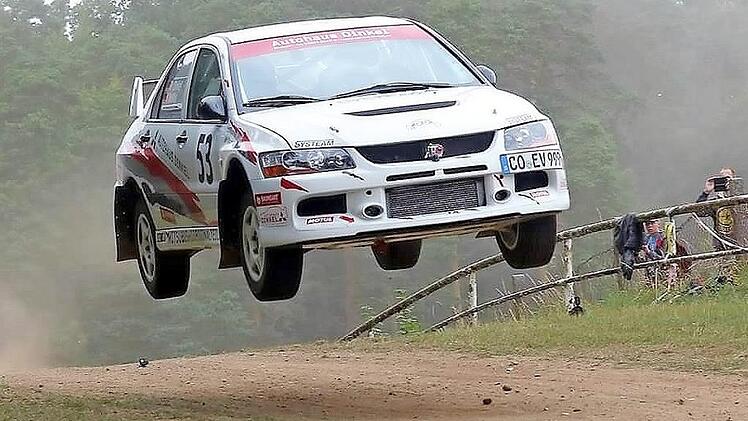 Fliegt regelrecht zu einem weiteren Gesamtsieg: Patrick Dinkel vom AMC Coburg im ADAC. Foto: Gerd Plietsch