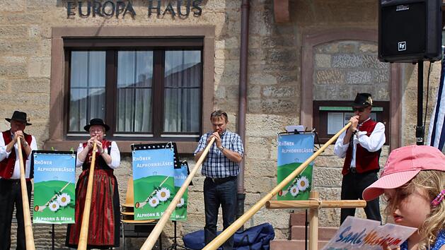 Die Rh&ouml;ner Alphornbl&auml;ser und Kuno Holzheimer.  Werner Vogel