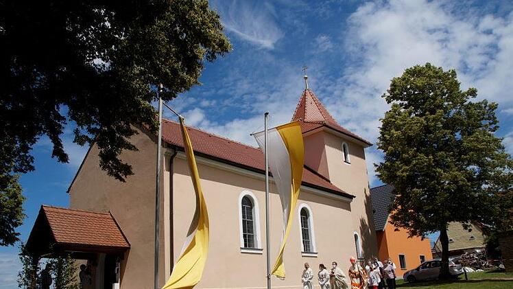 Erzbischof Ludwig Schick, Pfarrer Bernhard Friedmann, Kirchenräte und Ministranten  ziehen in die Wallfahrtskapelle St. Markus in Küstersgreuth ein.