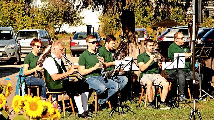 Die Blaskapelle "Harmonie" umrahmte den Gottesdienst und das Fest auf dem Sportplatz. Fotos: Günther Geiling