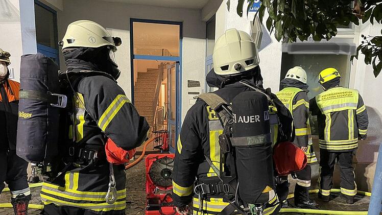 In einem Laden in Höchstadt brach in der Nacht auf Samstag ein Feuer aus.