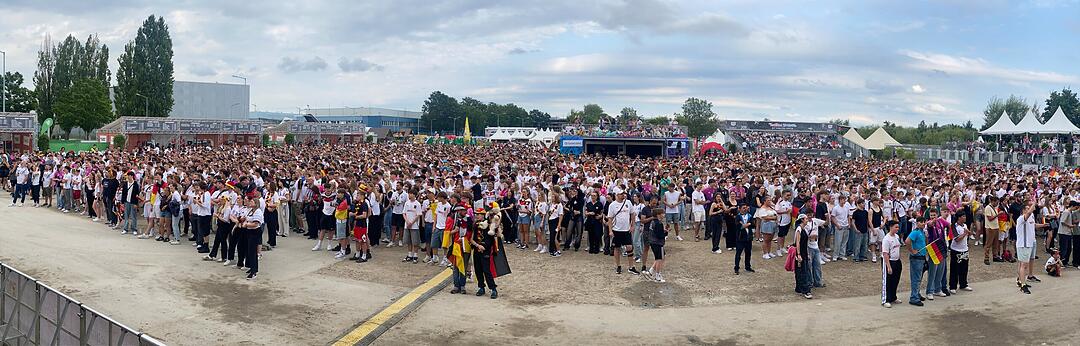 Deutschland steht im Achtelfinale und Nürnberger Fans feiern ausgelassen
