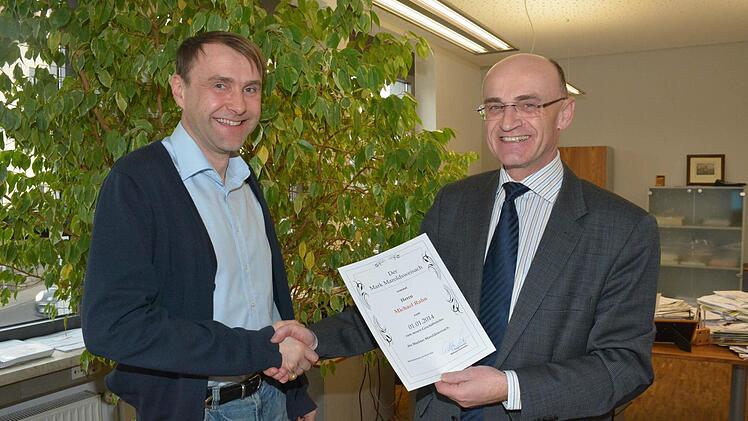 Michael Rahn (links), bisher Leiter der Bauabteilung, übernimmt auch die Geschäftsleitung der Marktverwaltung in Maroldsweisach. Bürgermeister Wilhelm Schneider überreichte ihm die Ernennungsurkunde. Foto: Schmidt