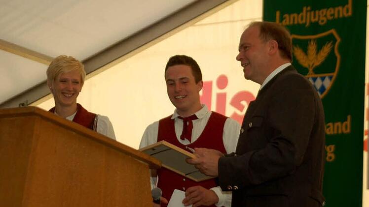 Freudig nimmt Bernd Reisenweber die Anmeldung für die Landjugend Fechheim von Theresa Kunick und Julius Zapf entgegen. Foto: Sophie Arnold
