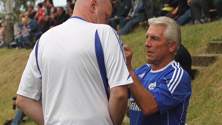 : Klaus Fischer schrieb sein Autogramm auf das T-Shirt seines Fans.