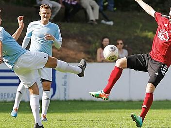 Einen Zweikampf im Mittelfeld liefern sich hier der Bayreuther Thomas Stenglein (rechts) mit dem Redwitzer Stephan Leffer.  Foto: Peter Kolb