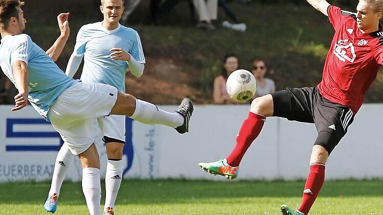 Einen Zweikampf im Mittelfeld liefern sich hier der Bayreuther Thomas Stenglein (rechts) mit dem Redwitzer Stephan Leffer.  Foto: Peter Kolb