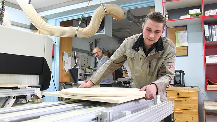 Marco Weber (vorne) und sein Vater Alfred in der Werkstatt im Goßweg. Der Firma fehlt hier Ausstellungsfläche für ihre Möbel.