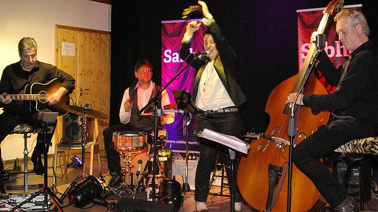 Energiebündel Sabho (Mitte) mischte mit ihrer Band (von links) Wolfgang Leiß, Stefan Reuß und Harald Körner, die Eschenbachhalle auf. Foto: Ehling