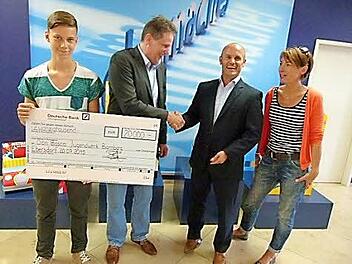 Die Spendenübergabe im Hause Schumacher in Ebersdorf (von links): Zauberer Pascal Thieme, Emil Hartmann, Björn Schumacher, Petra Heckel, Vorstandsmitglied des Zirkus Giovanni  Foto: Lothar Weidner