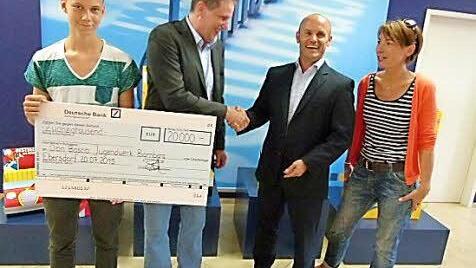 Die Spendenübergabe im Hause Schumacher in Ebersdorf (von links): Zauberer Pascal Thieme, Emil Hartmann, Björn Schumacher, Petra Heckel, Vorstandsmitglied des Zirkus Giovanni  Foto: Lothar Weidner