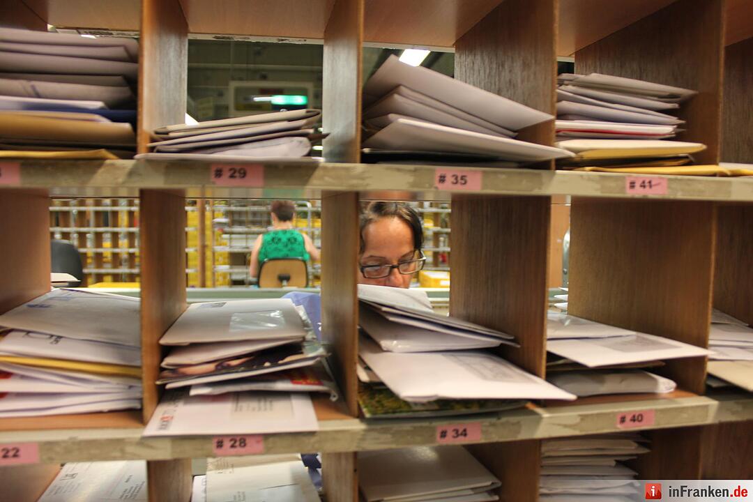 Briefsortierung anno dazumal: Hier wird noch von Hand sortiert, was die Maschine nicht lesen kann.