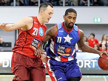 Im Rahmen des Allstarspiels Anfang Januar traf Karsten Tadda (l.) schon einmal in seinem ehemaligen Wohnzimmer Brose Arena auf seinen früheren Teamkollegen Brad Wanamaker. Foto: sportpress