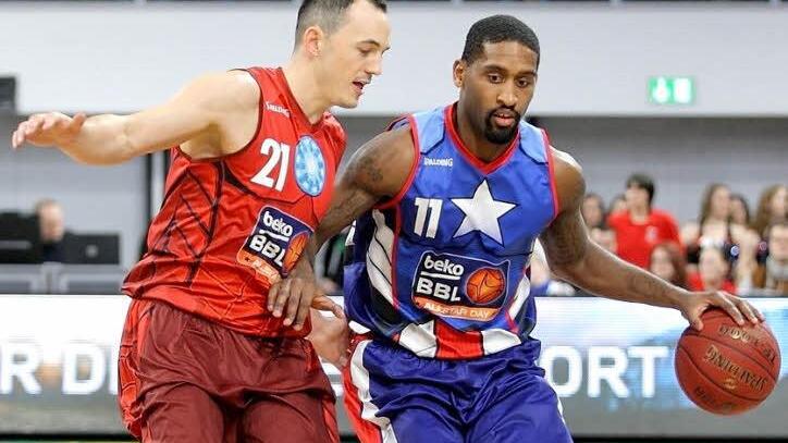 Im Rahmen des Allstarspiels Anfang Januar traf Karsten Tadda (l.) schon einmal in seinem ehemaligen Wohnzimmer Brose Arena auf seinen früheren Teamkollegen Brad Wanamaker. Foto: sportpress
