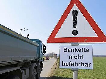 Auf der Gemeindeverbindungsstraße zwischen Zapfendorf und Rattelsdorf rollen jede Menge Lkw: Die Bankette sind inzwischen so in Mitleidenschaft geraten, dass die Gemeinden Warnschilder aufgestellt und Tempo 50 angeordnet haben. Foto: Matthias Hoch