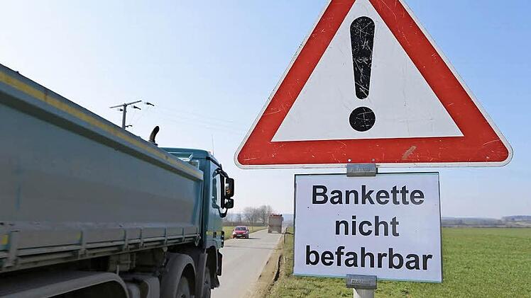 Auf der Gemeindeverbindungsstraße zwischen Zapfendorf und Rattelsdorf rollen jede Menge Lkw: Die Bankette sind inzwischen so in Mitleidenschaft geraten, dass die Gemeinden Warnschilder aufgestellt und Tempo 50 angeordnet haben. Foto: Matthias Hoch