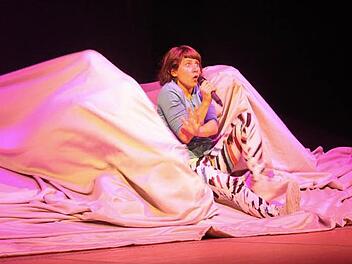 Schauspielerin Julia Bihl spielt im Theaterstück "Trau Dich" neben Alinas großer Schwester auch die Rolle der zwölfjährigen Paula, die von ihrer Freundin ständig dazu gedrängt wird einen Jungen zu küssen. Doch Paula ist noch nicht soweit.