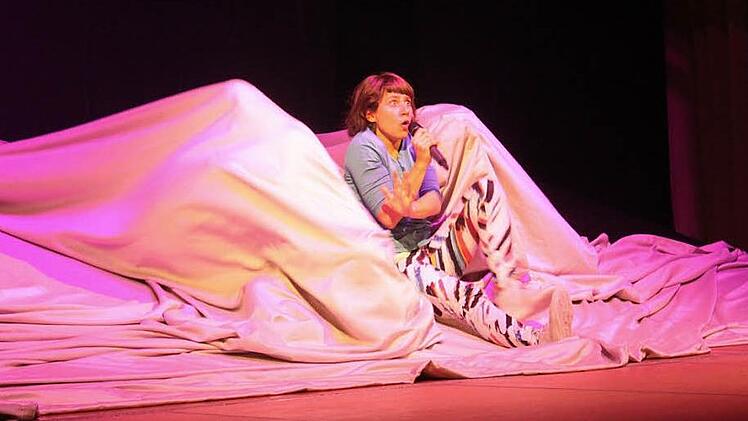 Schauspielerin Julia Bihl spielt im Theaterstück "Trau Dich" neben Alinas großer Schwester auch die Rolle der zwölfjährigen Paula, die von ihrer Freundin ständig dazu gedrängt wird einen Jungen zu küssen. Doch Paula ist noch nicht soweit.