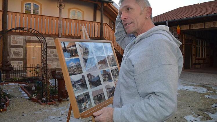 Peter Hofmann zeigt den Gästen anhand einer aufgestellten Fototafel das "Vorher" und "Nachher" der umfangreichen Restaurierung.Das alte Ackerbürgerhaus präsentiert sich im kräftigen roten Ocker.