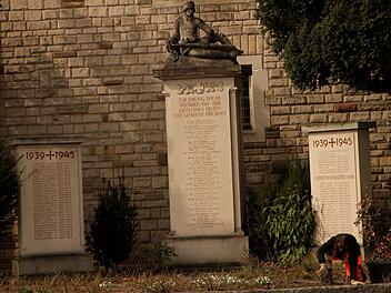 Der Ebelsbacher Gemeinderat ist sich einig, das Kriegerdenkmal direkt vor der Fassade der Ebelsbacher Pfarrkirche renovieren zu lassen. Foto: Günther Geiling