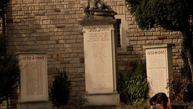Der Ebelsbacher Gemeinderat ist sich einig, das Kriegerdenkmal direkt vor der Fassade der Ebelsbacher Pfarrkirche renovieren zu lassen. Foto: Günther Geiling