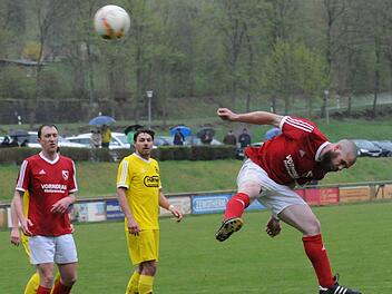 Beste Haltungsnoten für Bad Brückenaus Verteidiger Sebastian Ziegler (rechts) beim Kopfball. Kollege Burkhard Schüßler und Thulbas Markus Kaufmann staunen nicht schlecht.  Foto: ssp