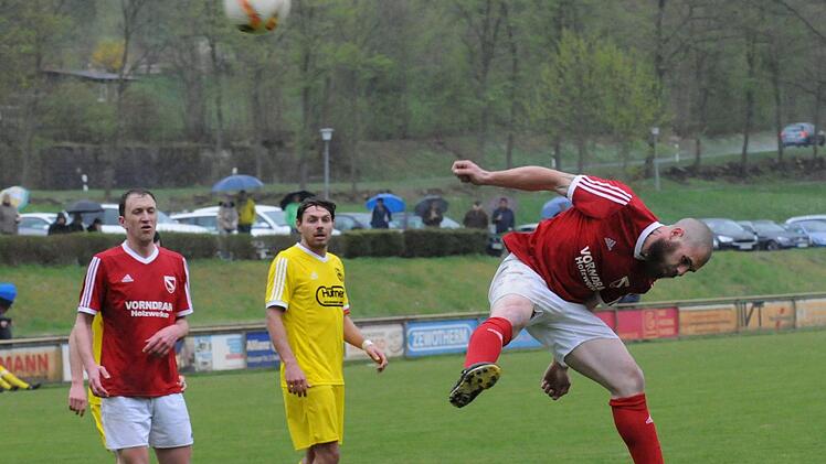 Beste Haltungsnoten für Bad Brückenaus Verteidiger Sebastian Ziegler (rechts) beim Kopfball. Kollege Burkhard Schüßler und Thulbas Markus Kaufmann staunen nicht schlecht.  Foto: ssp