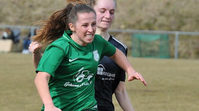 TSV Lonnerstadt - SV Sulzkirchen: Die Heimelf um Luca Peter (vorn) zeigte sich unbeeindruckt von der Kontertaktik des Gegners und feierte den sechsten Sieg im neunten Saisonspiel. Foto: Picturedreams