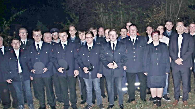 Aus dem Gemeindegebiet Maroldsweisach, aus dem Landkreis Coburg und aus der Gemeinde Hellingen in Thüringen kommen diese jungen Wehrleute, die gemeinsam an der Truppmannausbildung teilnahmen. Mit im Bild die Bürgermeister Christopher Other aus Hellingen und Wolfram Thein aus Maroldsweisach. Foto: Helmut Will