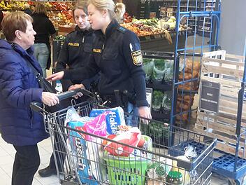 Nach dem Einkauf gab es reichlich Gesprächsbedarf. Gern nahmen die Kundinnen die Präventionsratschläge der Polizistinnen Vanessa Müller (rechts) und Maja Gundelach entgegen. Foto: Rolf Pralle