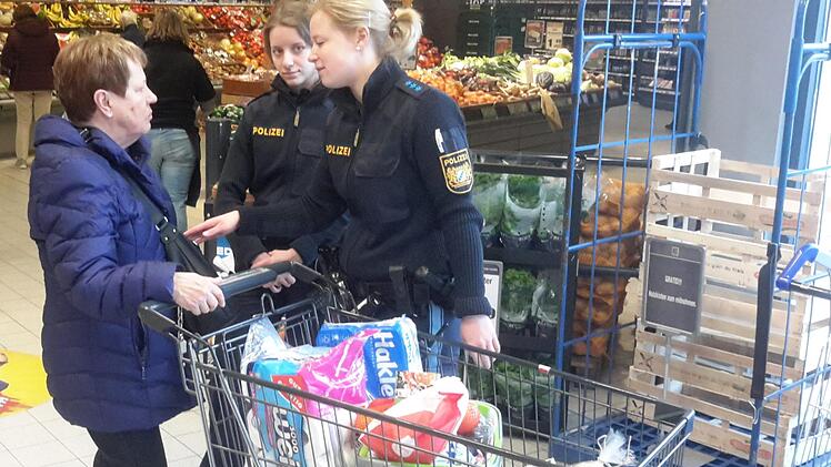 Nach dem Einkauf gab es reichlich Gesprächsbedarf. Gern nahmen die Kundinnen die Präventionsratschläge der Polizistinnen Vanessa Müller (rechts) und Maja Gundelach entgegen. Foto: Rolf Pralle