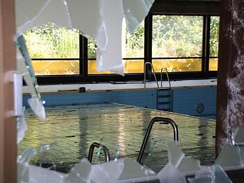 Das Bürgerbegehren zum Hallenbad liegt in Scherben: Jetzt hat der Stadtrat zwei Beschlüsse aufgehoben. Damit ist das Bürgerbegehren nicht zulässig. Archiv/Thomas Malz