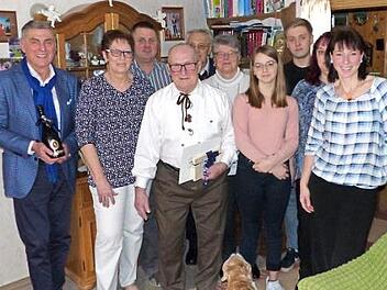 Jubilar Willi Lange (Vierter von links) mit (von links) Bürgermeister Siegfried Decker, Ehefrau Anita Lange, Schwiegersohn Bernd Bauer, Wolfgang und Monika Bauer, Enkeltochter Marie Richter, Enkel Dominik Dobel, Marion Hartl und Tochter Kerstin Lange Foto: Klaus-Peter Wulf