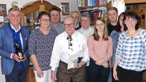 Jubilar Willi Lange (Vierter von links) mit (von links) Bürgermeister Siegfried Decker, Ehefrau Anita Lange, Schwiegersohn Bernd Bauer, Wolfgang und Monika Bauer, Enkeltochter Marie Richter, Enkel Dominik Dobel, Marion Hartl und Tochter Kerstin Lange Foto: Klaus-Peter Wulf