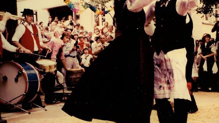 Trachtenkirchweih 1983: Zum Tanz auf dem Anger spielten die Musikanten aus Windheim auf.  Repro:Gerd Fleischmann