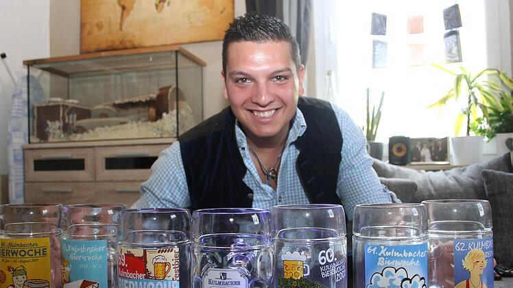 Stilecht: Nino Richter hat alle Bierwochenkrüge gesammelt und nutzt sie für sein privates Bierfest. Foto: Archiv/Sonny Adam